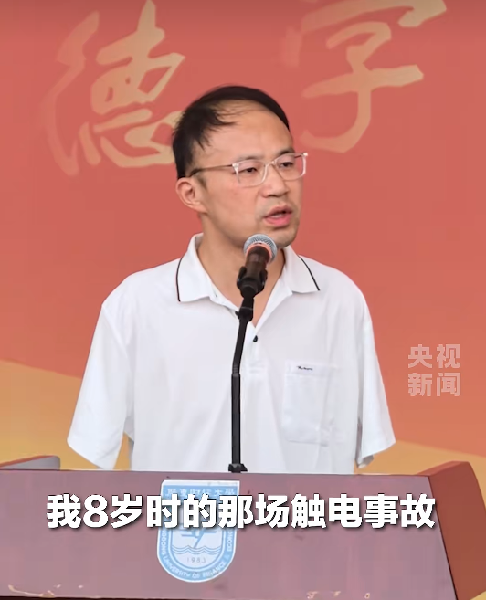 ▲近日，广东财经大学2026年新生开学典礼上，经济学院教授王争的演讲火了。图/央视新闻